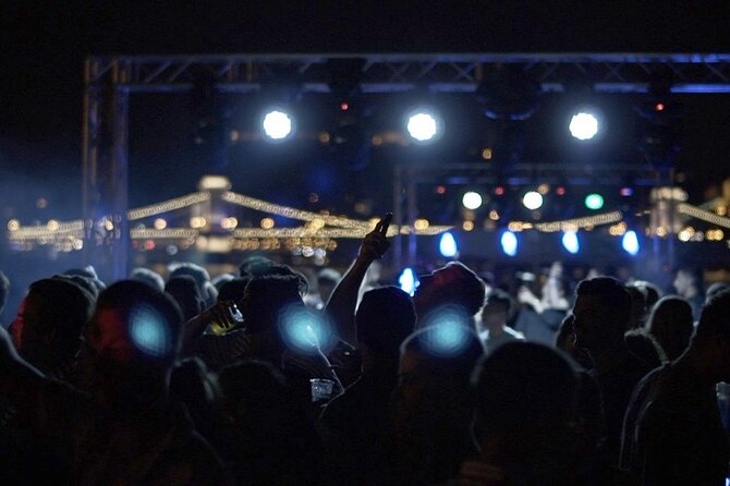 Budapest Danube Cruise with DJ, Drinks and After Party - Cold-weather comfort and practical details