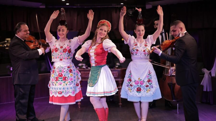 Budapest: Danube Cruise with Folk Dancing and Drinks - A Danube evening with music instead of a quiet sightseeing boat