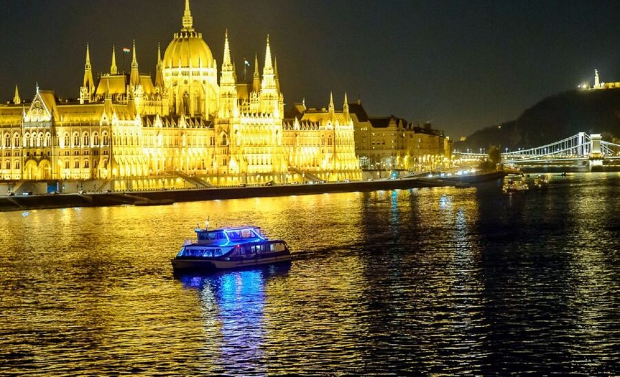Budapest: Danube Drink and Piano Show - Parliament and Margaret Bridge
