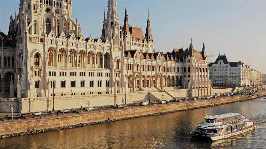 Budapest: Danube River City Lights Express Cruise - Choosing the right departure time