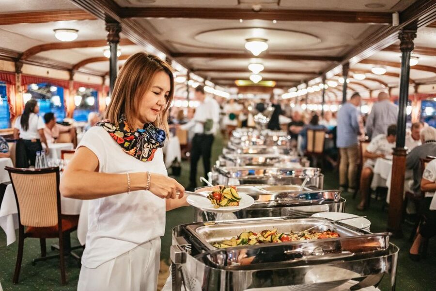 Budapest: Danube River Cruise with Dinner and Prosecco - Why a Danube dinner cruise works in Budapest