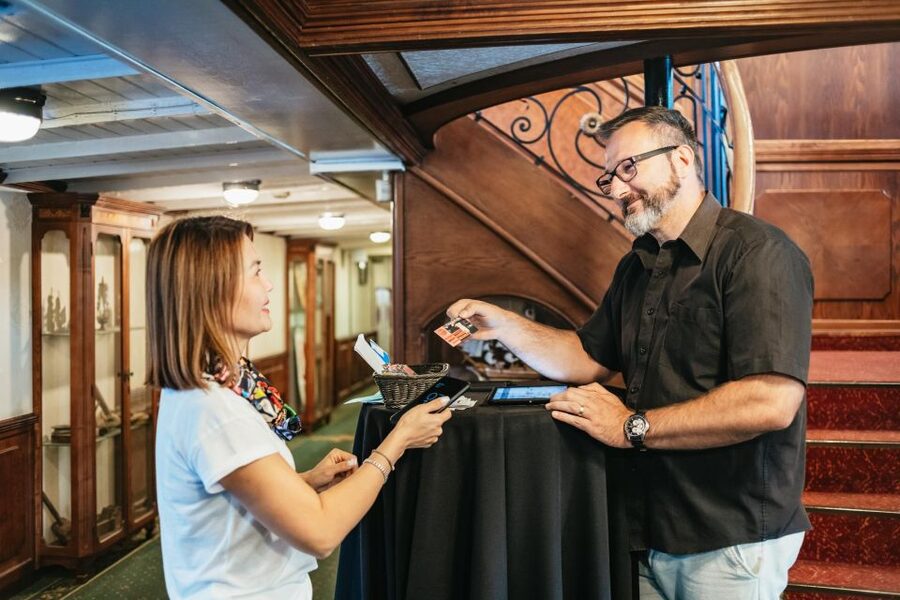 Budapest: Danube River Cruise with Dinner and Prosecco - Live music, dancers, and the evening mood