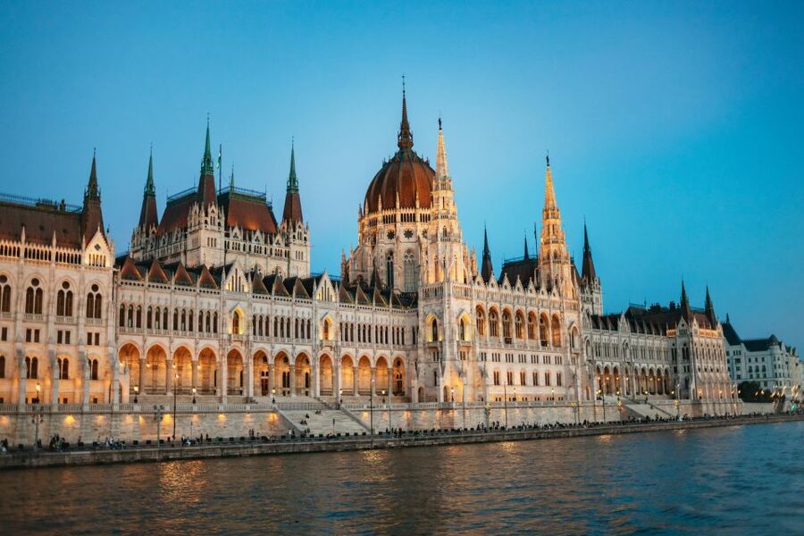 Budapest: Danube River Cruise with Dinner and Prosecco - Choosing between goulash and the buffet