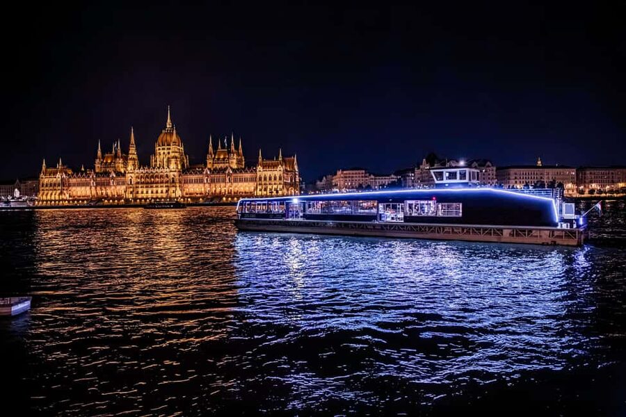 Budapest: Danube River Sightseeing Cruise with Audio Guide - Why a one-hour Danube cruise works so well in Budapest