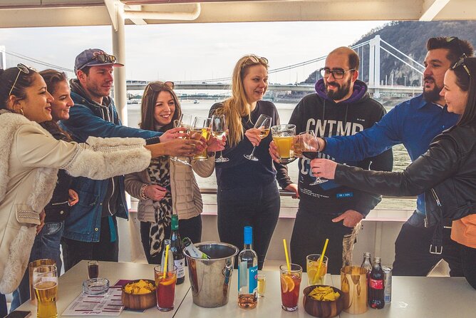 Budapest Danube Sightseeing Cruise with Unlimited Drinks - Chain Bridge and Gresham Palace