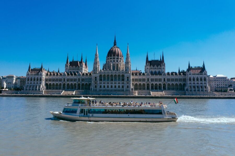 Budapest: Day or Night River Cruise on Panoramic Boat - Why the Danube is the right place to see Budapest