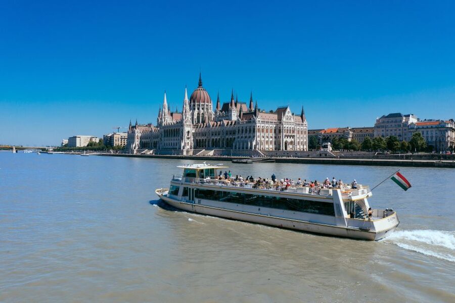 Budapest: Day or Night River Cruise on Panoramic Boat - Finding Vigadó 6 on the Pest riverfront