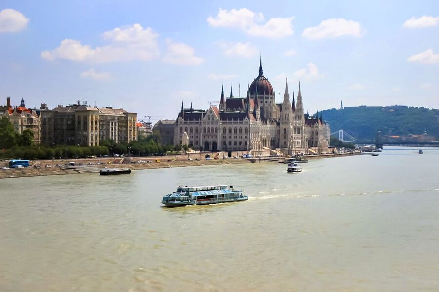 Budapest: Daytime Sightseeing Boat Cruise - Margaret Island and the optional summer stop