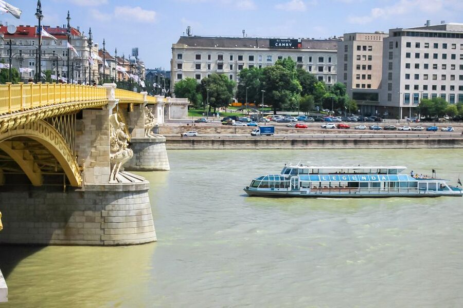 Budapest: Daytime Sightseeing Boat Cruise - Comfort, service, and the onboard experience