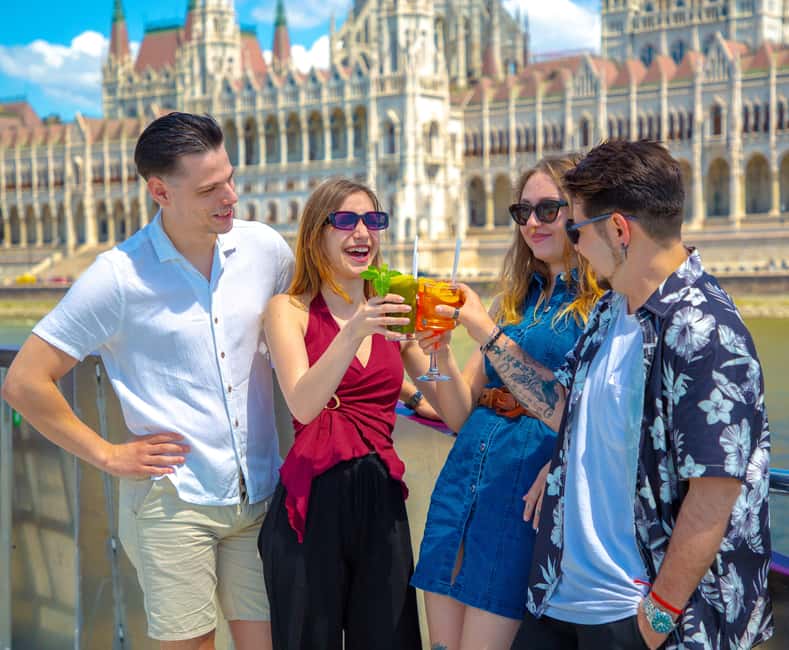 Budapest: Downtown Budapest Cocktail Cruise - Two cocktails and a table-service setup