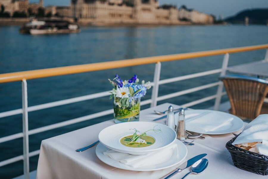 Budapest: Evening Cruise and Dinner with Welcome Drink - Why Budapest looks different from the Danube