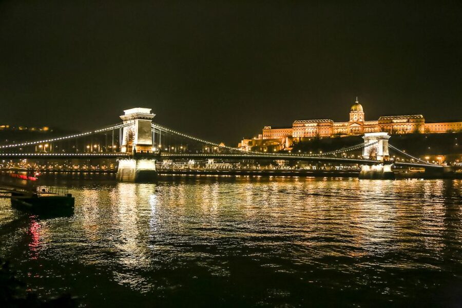 Budapest: Evening Cruise including Drinks and Live Music - Parliament, Basilica, and the Pest skyline