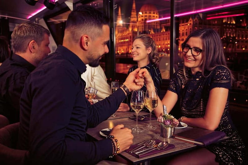 Budapest: Evening Cruise with 4-Course Dinner - How the dinner works on board