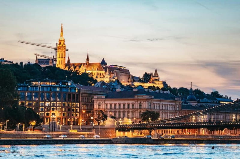 Budapest: Evening Cruise with 4-Course Dinner - Music and entertainment can shape the evening