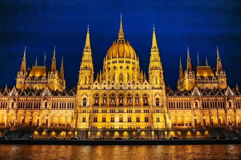 Budapest: Evening Cruise with 4-Course Dinner - Seating, windows, and the best way to see Budapest