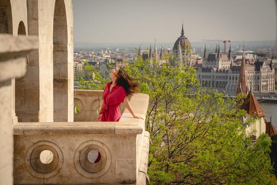 Budapest: Fast Private Photoshoot at Fisherman's Bastion - Posing help for couples, families, and solo portraits