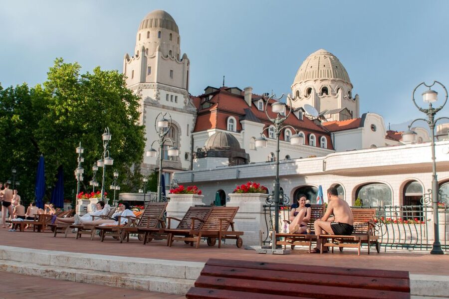Budapest: Full-Day Gellért Spa Ticket - Food, drinks, and nearby sights