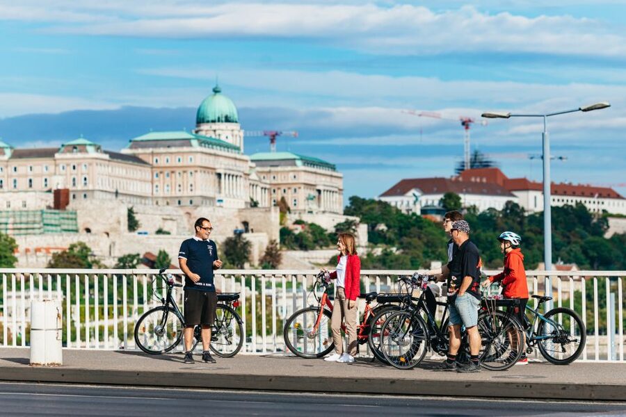 Budapest: Grand Sightseeing Bike Tour - The Castle Hill climb and Fishermen’s Bastion view