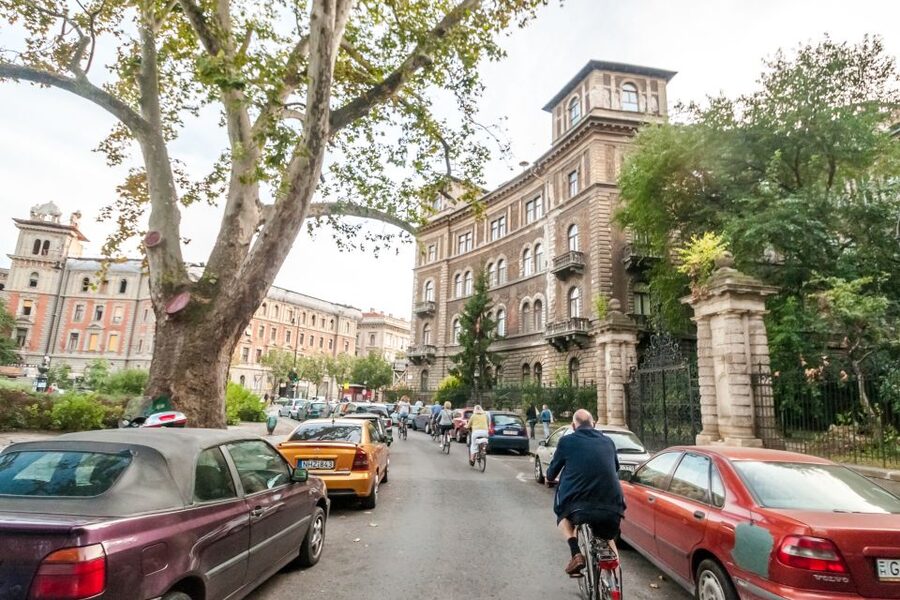 Budapest: Guided City Discovery Bike Tour - What the guides add to the ride