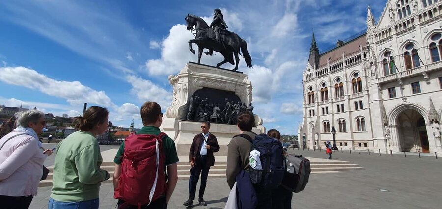 Budapest: Guided City Walking Tour in Buda and Pest - Parliament and the Danube photo stop