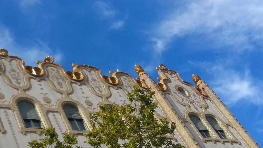 Budapest: Guided City Walking Tour in Buda and Pest - Through the historic Castle District