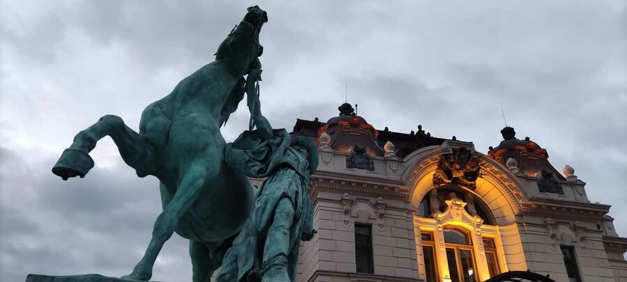 Budapest: Guided City Walking Tour in Buda and Pest - Language, pace, and practical comfort