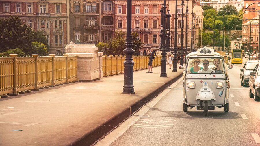 Budapest: Half-Day Exclusive Highlights Private Tour - Crossing into Pest and covering the famous sights