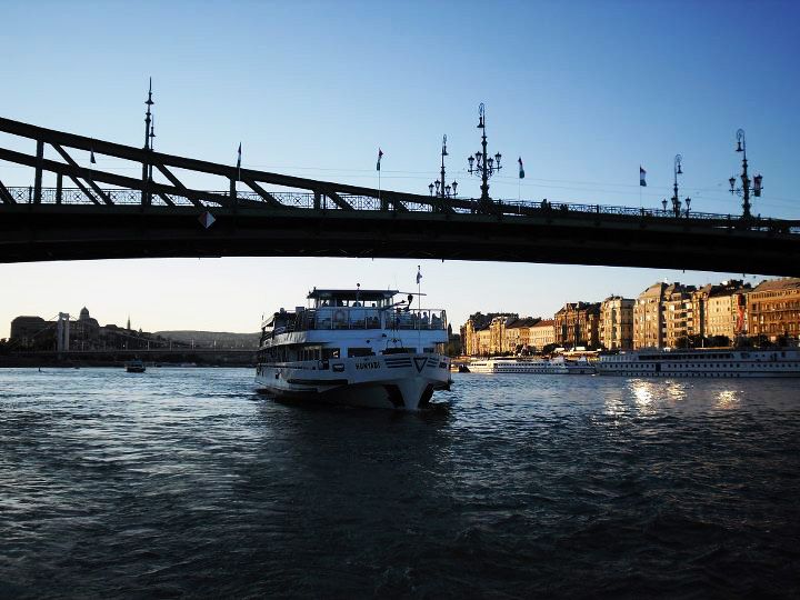 Budapest: Half-Day Highlights Small Group Private Tour - The rooftop cocktail and final city view