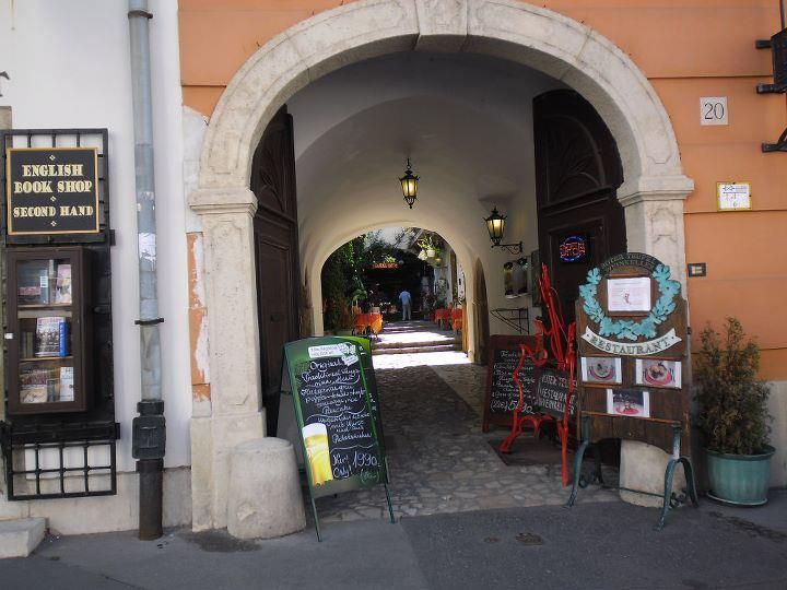 Budapest: Half-Day Highlights Small Group Private Tour - Crossing the Chain Bridge to Buda