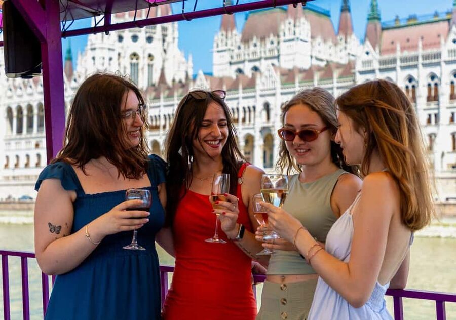 Budapest: Happy Hour Sightseeing Cruise - Key points to know before you book