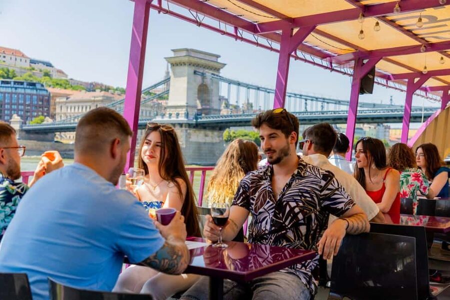 Budapest: Happy Hour Sightseeing Cruise - Chain Bridge and Budapest’s central crossing