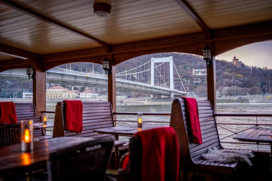 Budapest: Historic Cruise with Welcome Drink - Using the audio guide without losing the view