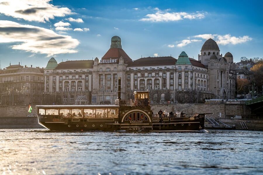 Budapest: Historic Cruise with Welcome Drink - Choosing the best time and season