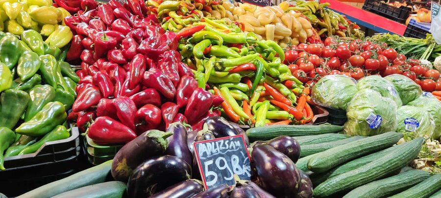 Budapest: Hungarian Cuisine in the Market Hall (german) - The food story behind the samples