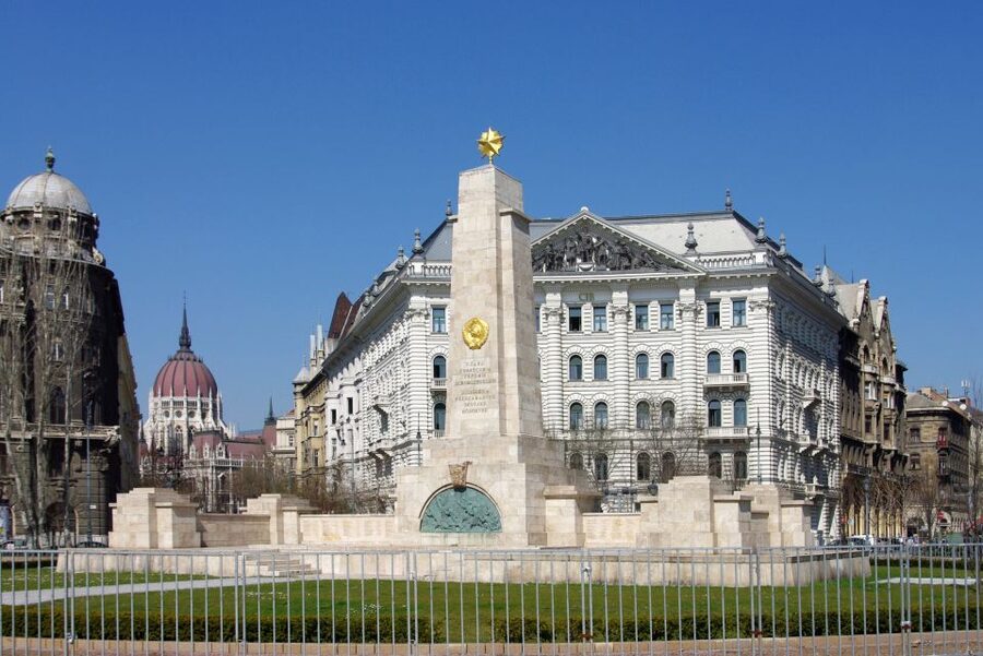 Budapest: Inner City Walking Tour in German - What the German guide adds