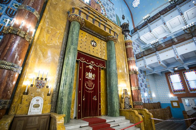 Budapest Jewish Cuisine & Culture Walk - Coffee, wine, and kosher pálinka in a ruin pub