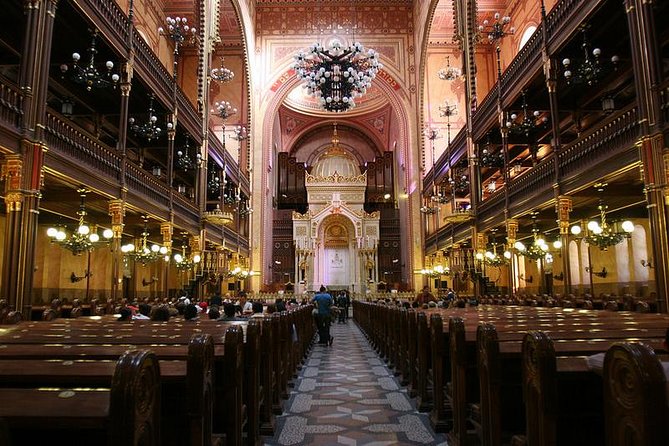 Budapest Jewish Heritage Memorial Walking Tour & Synagogue Entry - Entering the Dohány Street Synagogue