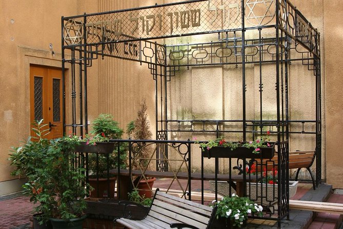 Budapest Jewish Heritage Memorial Walking Tour & Synagogue Entry - Remembering the dead in the memorial garden