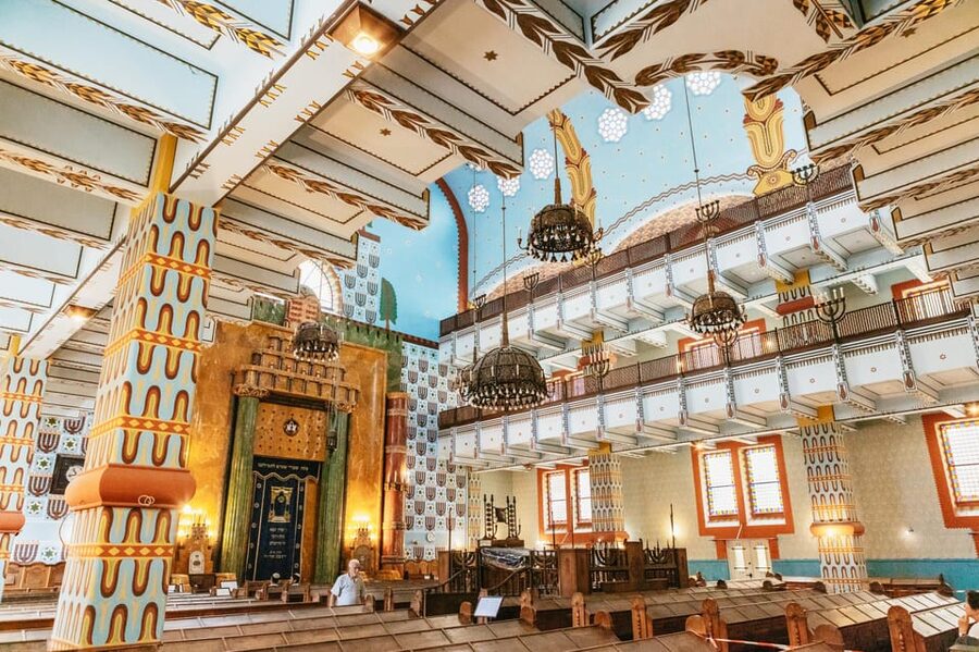 Budapest: Jewish History Guided Walking Tour with Historian - Dohány Street Synagogue from the outside