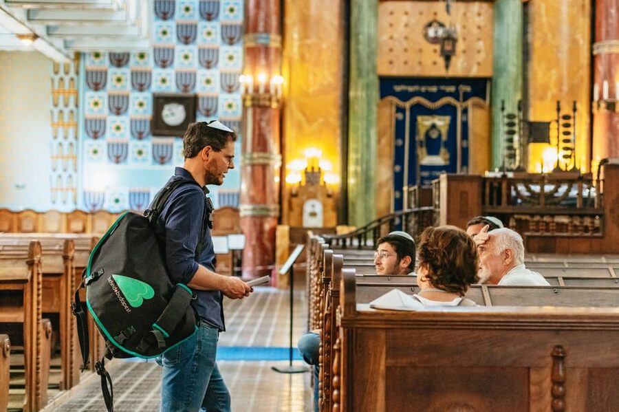 Budapest: Jewish History Guided Walking Tour with Historian - Coffee, flódni, and a short pause
