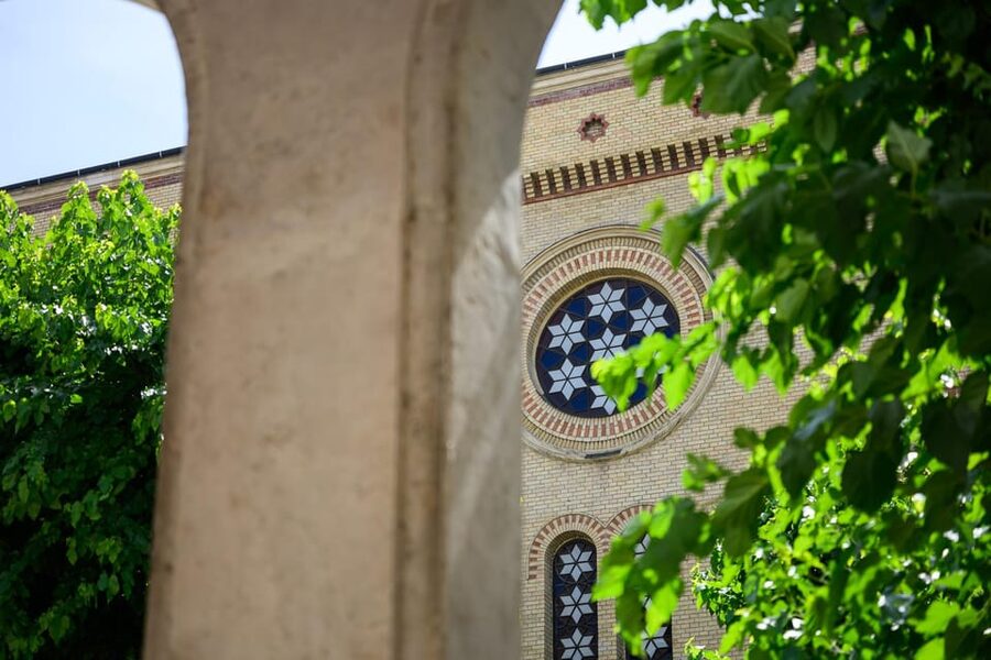 Budapest: Jewish History with Local Guide & Synagogue Ticket - Why Kazinczy Street Synagogue is the tour’s centerpiece