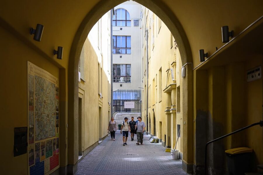 Budapest: Jewish History with Local Guide & Synagogue Ticket - Inside Kazinczy Street Synagogue and its gallery