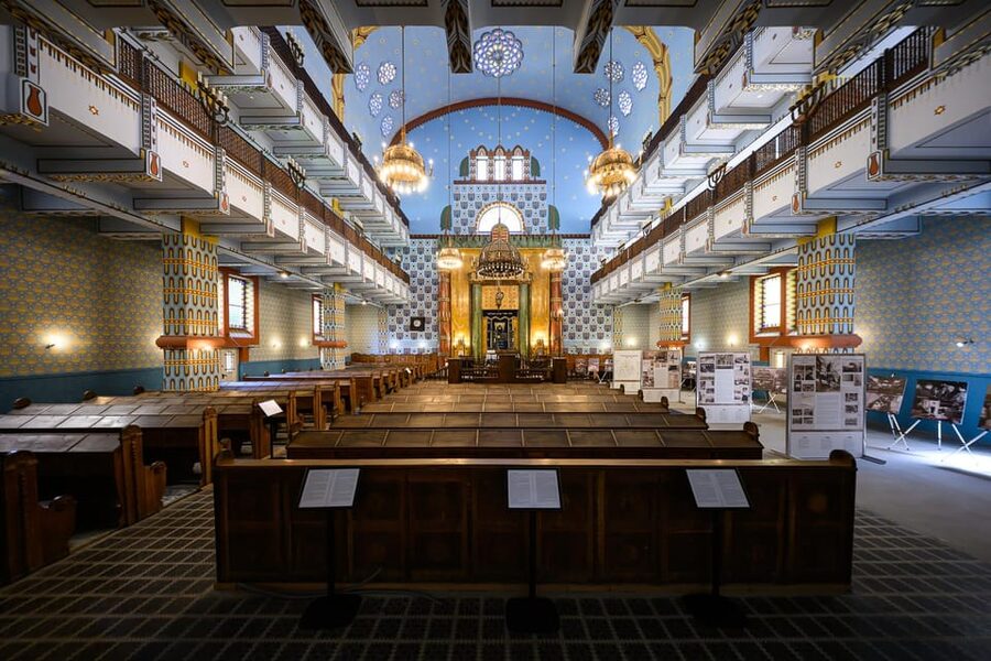 Budapest: Jewish History with Local Guide & Synagogue Ticket - What the English-speaking guide adds
