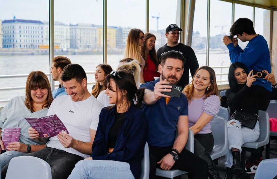 Budapest: Nighttime or Daytime Sightseeing Cruise - Audio guidance, screens, and onboard service
