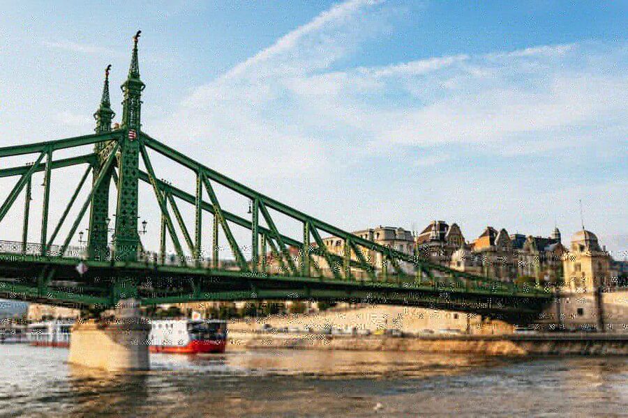 Budapest: Nighttime or Daytime Sightseeing Cruise - The wait, boarding, and timing details that matter