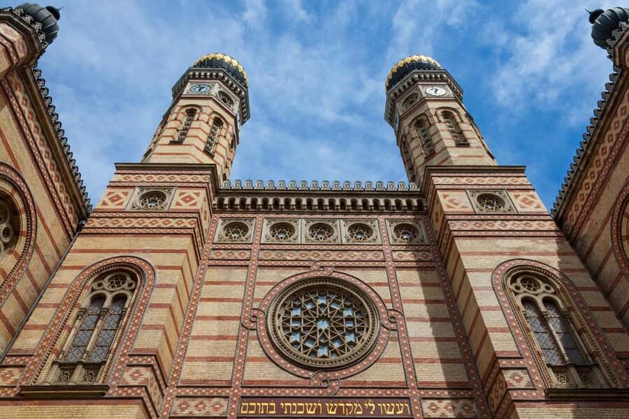 Budapest Old Jewish Quarter History Private Walking Tour - Dohány Street Synagogue, Budapest’s Best-Known Landmark