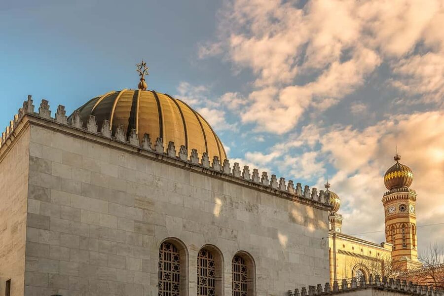 Budapest Old Jewish Quarter History Private Walking Tour - Klauzál tér and the Everyday Quarter