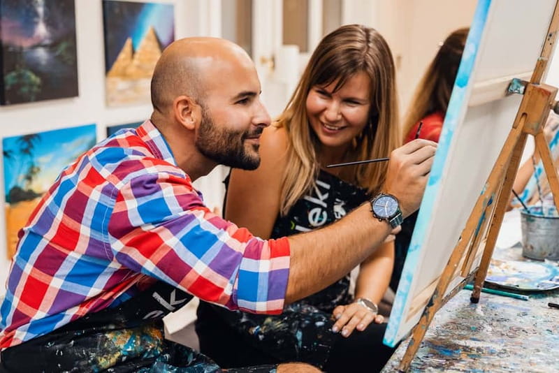Budapest: Paint and sip experience - Choosing between a scheduled class and a private booking