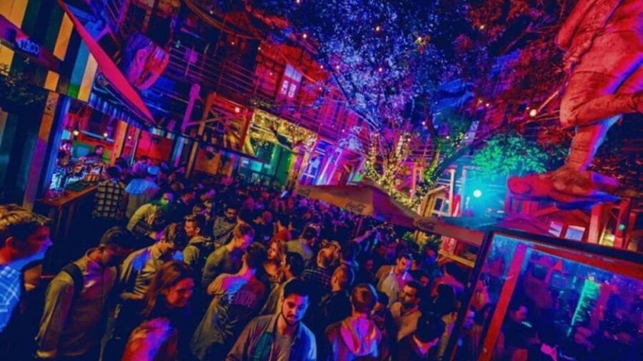 Budapest: Party District Bar-Hop with 2hr Unlimited Drinks - The crowd and music may decide your night