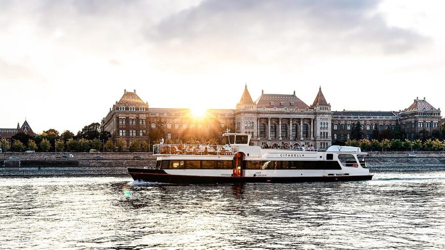 Budapest: Premium Sightseeing Cruise with Tokaj Frizzante - A boat with old-school style and modern comfort
